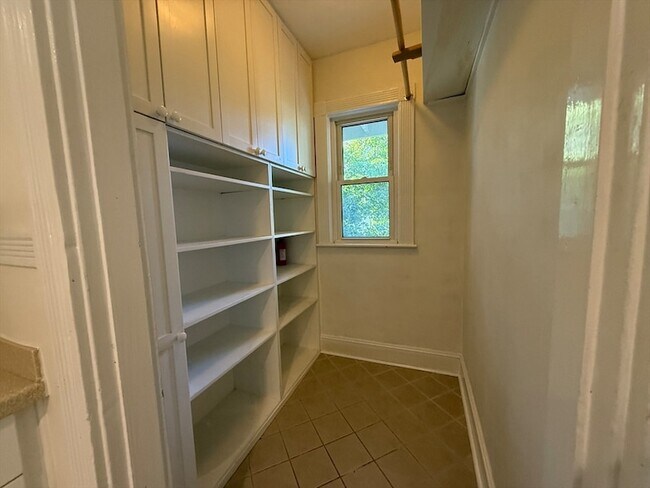 Building Photo - 10 Grovenor Rd
