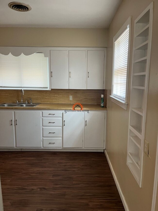 Building Photo - Spacious 3 bedrooms 1.5 baths home with 1 ...