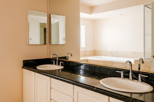 Building Photo - 2030 S Bentley Ave