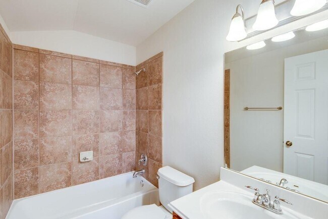 Building Photo - 14821 Fernhill Dr