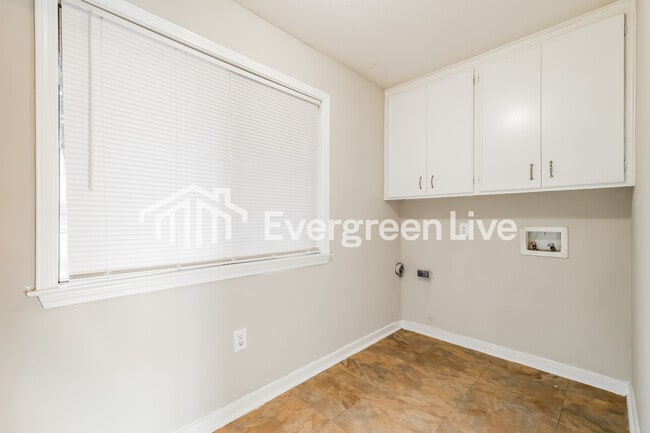 Building Photo - 5048 Riverwood Cir