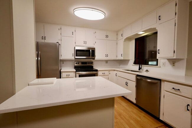 Building Photo - 536 Edgecrest Cir