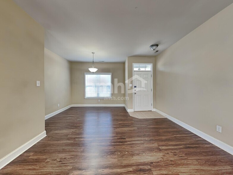 Building Photo - 220 Ash Dr