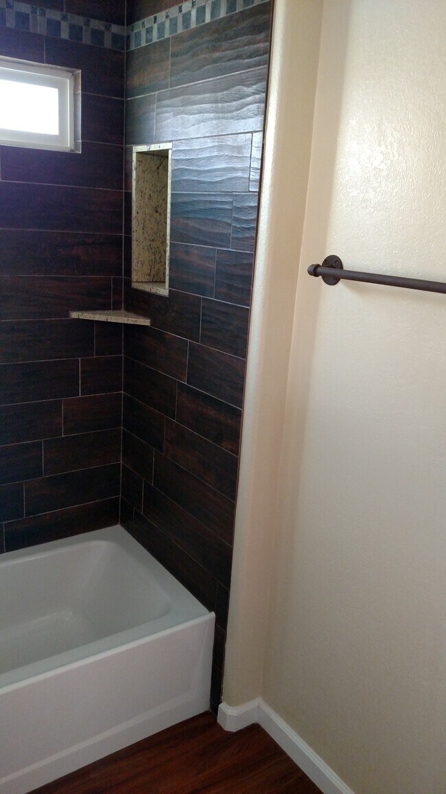 Building Photo - 225 Southlook Ave