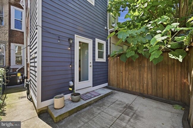 Building Photo - 2337 E Fletcher St