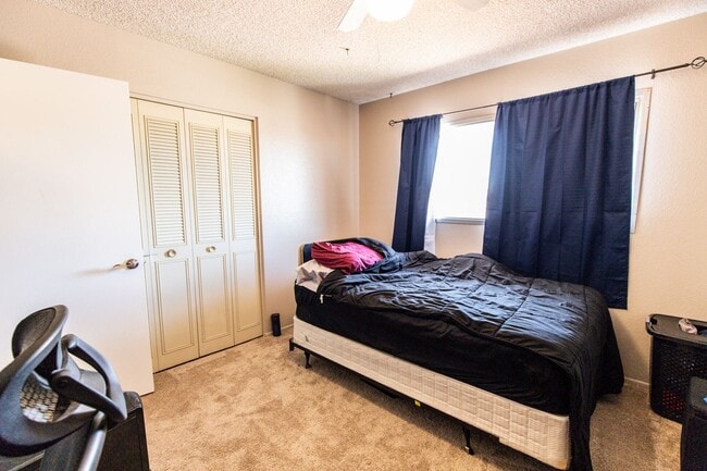 Building Photo - 6 Bedroom 3.5 Bathroom Tri-Level Home In Tempe close to ASU