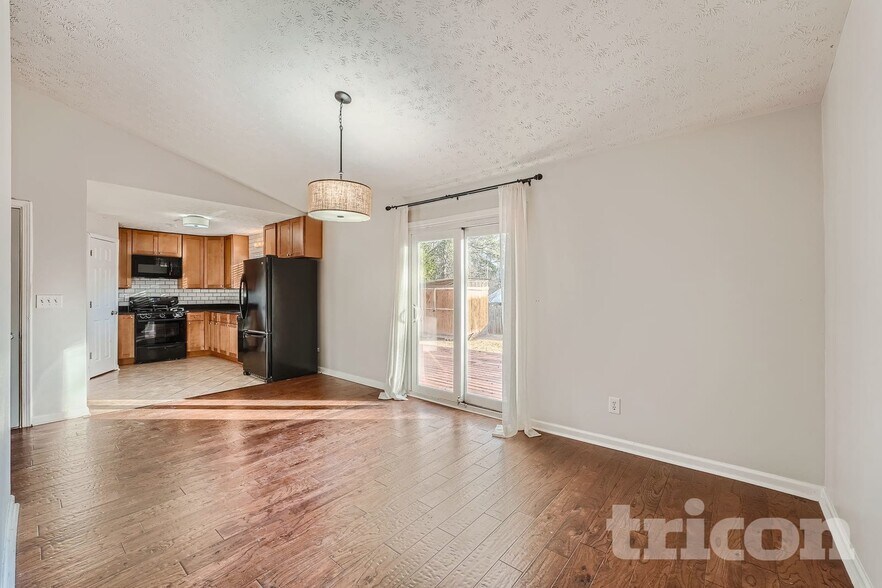 Building Photo - 414 River Point Dr