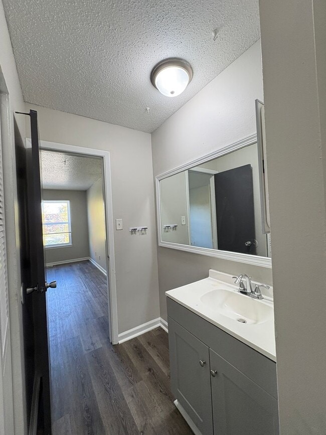 Building Photo - Remington On Rockville Living