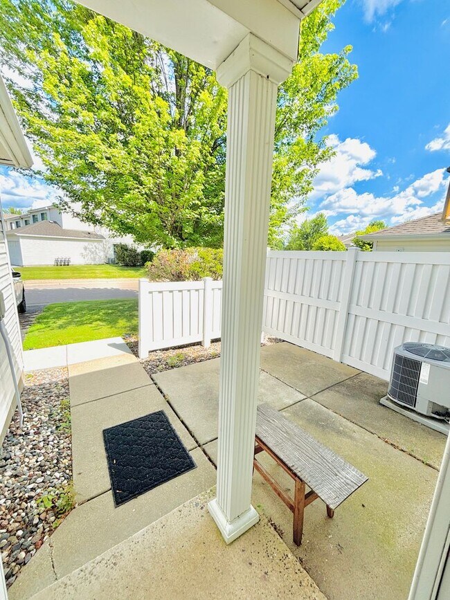 Building Photo - 2 Bedroom Townhome Nestled in The Heart of...