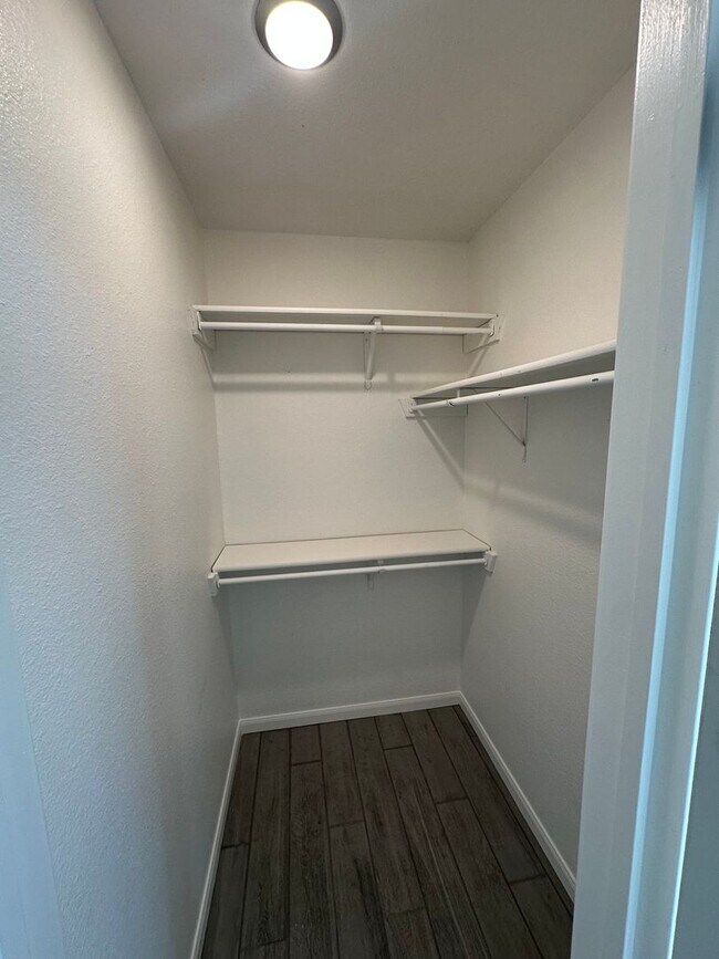 Building Photo - AVAILABLE NOW!! NEWLY REMODELED