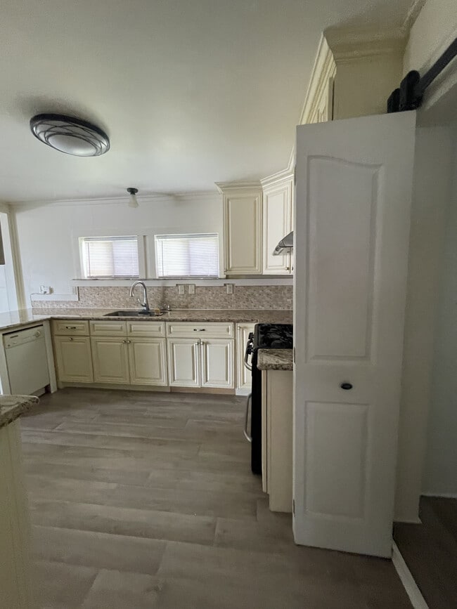 Building Photo - 2422 Stafford St