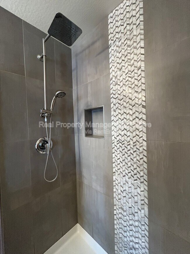 Building Photo - 2329 E Hidalgo Ave