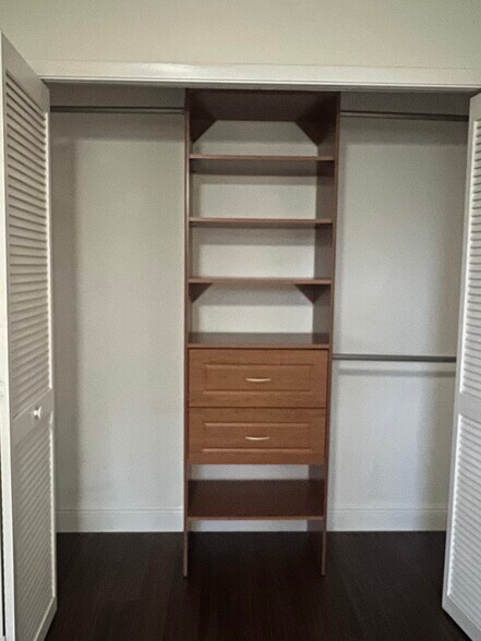 Building Photo - 755 Cove Way