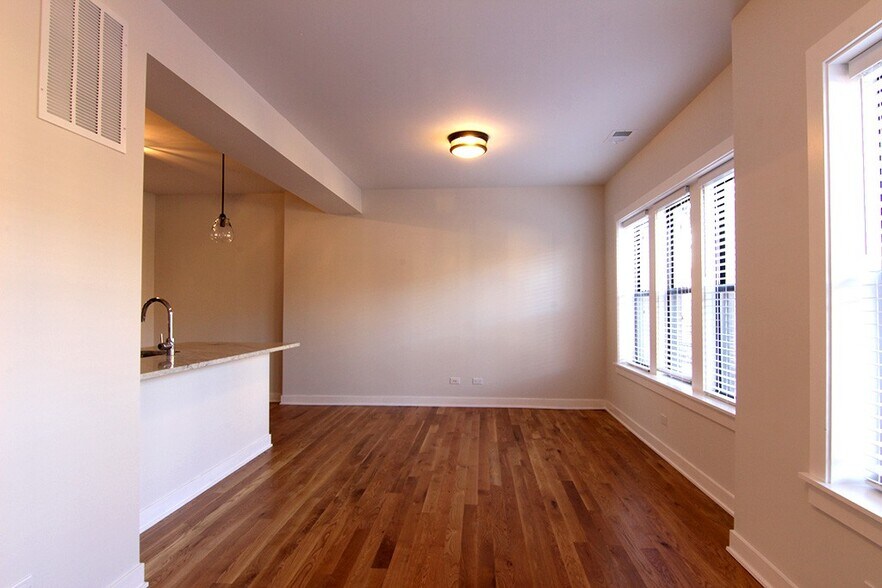 Building Photo - 2212 W Eastwood Ave