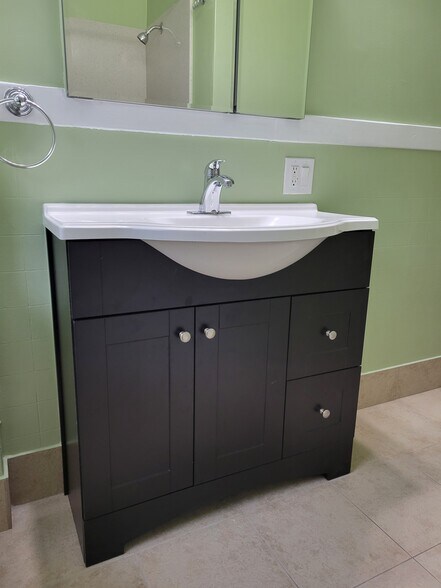 Building Photo - 915 Grand Ave