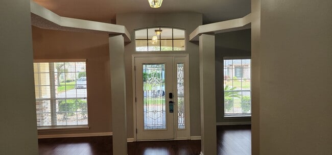 Building Photo - 3051 Tower Oaks Dr