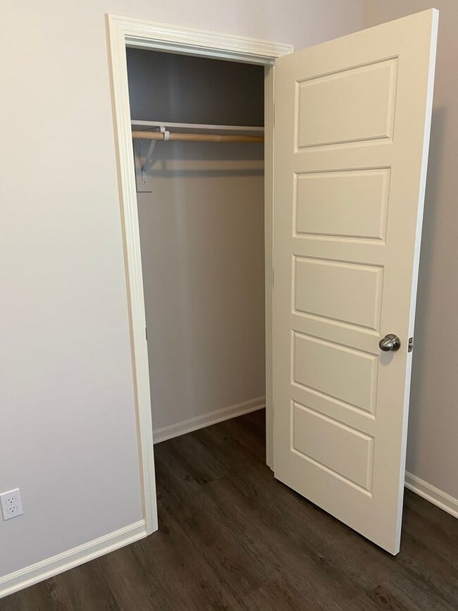 Building Photo - Pre-Leasing Now | Don't Miss Out! — Beautiful 4 Bed, 2 Bath Home in Oak Woods