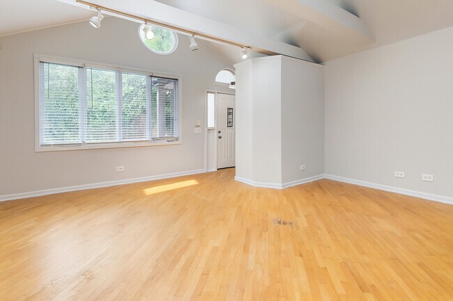 Building Photo - 837 N Marshfield Ave