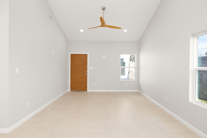 Building Photo - 708 Oriole Rd