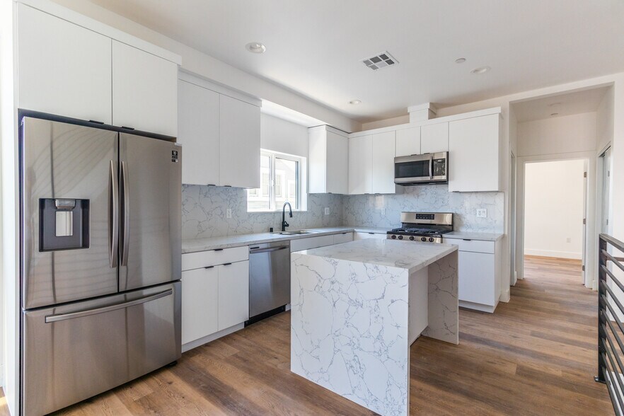 Primary Photo - 4507 1/4 W 18th St