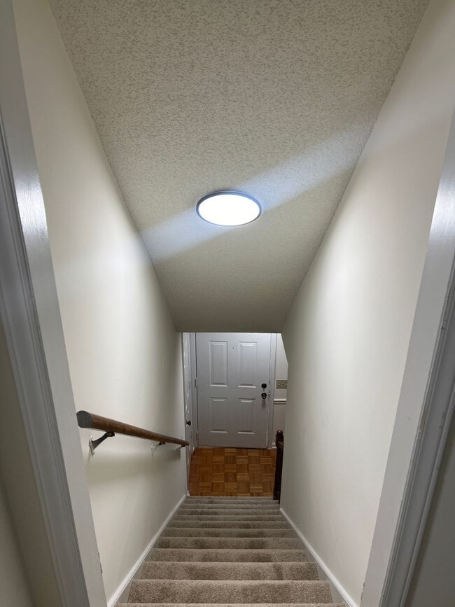 Building Photo - 2319 Oak Leigh Dr