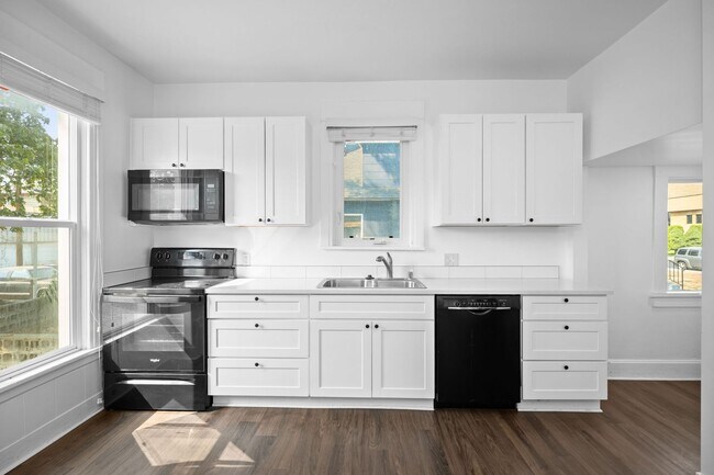 Building Photo - Charming 3 Bed 2 Bath Emerson Garfield Rem...