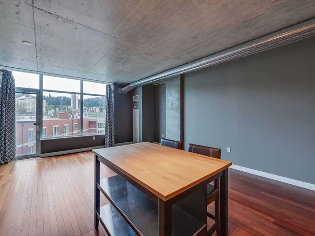 Building Photo - Charming 1 bedroom  1 bath Condo in Portland's Downtown Goose Hollow Neighborhood, with Utilities...