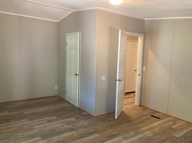 Building Photo - 319 Bridgeview Dr