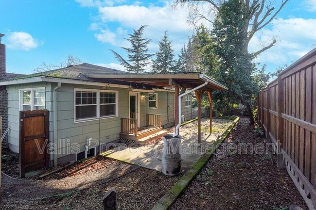 Building Photo - 1025 Terrace Dr NW