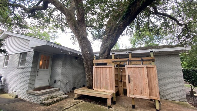 Building Photo - Charming All-Brick 2 Bedroom, 2 Bath Home ...