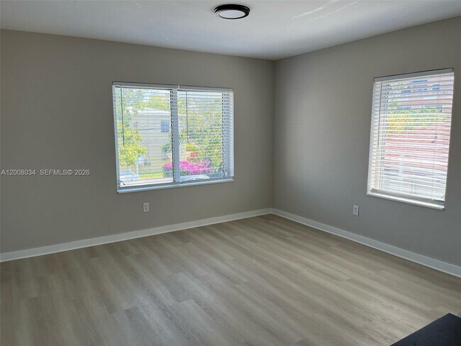 Building Photo - 534 SW 6th Ct