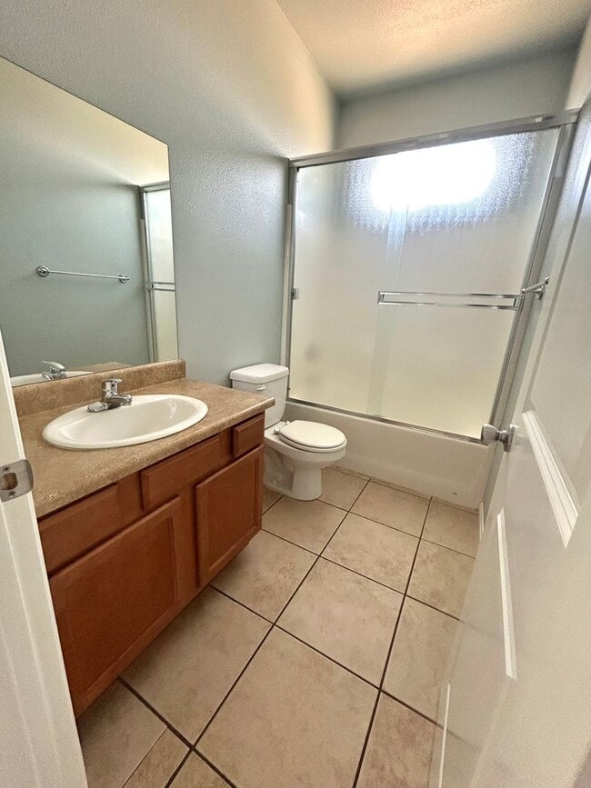 Building Photo - 3 Bedroom with open floor plan