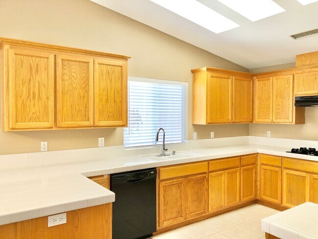 Building Photo - Light & Bright Single-Story Home in the Heart of Fallbrook, Complete with Private, Fully Fenced B...