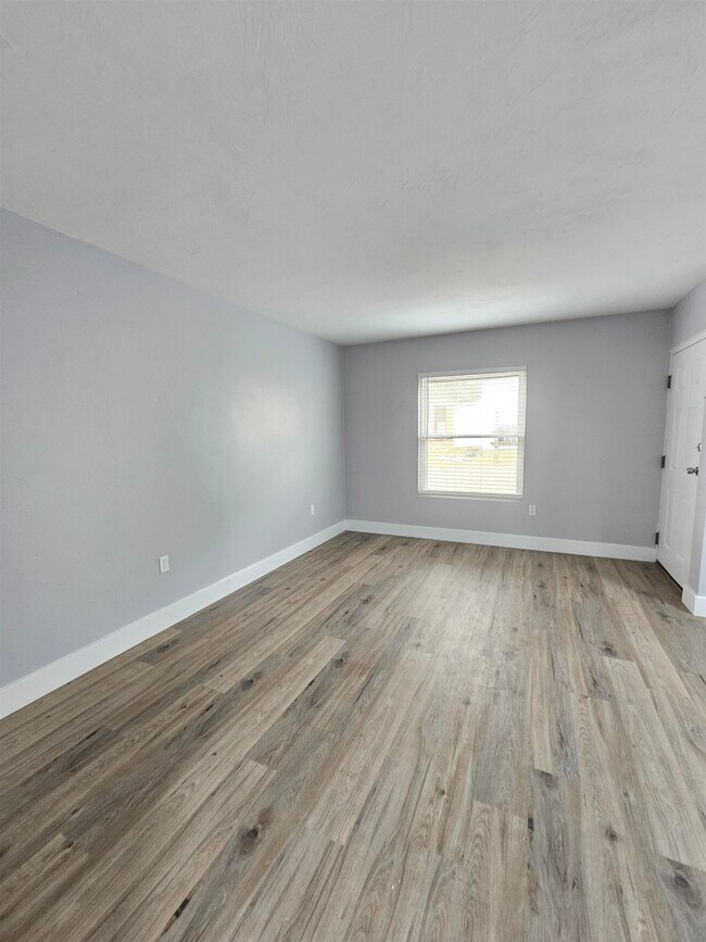 Building Photo - 1530 Live Oak Dr