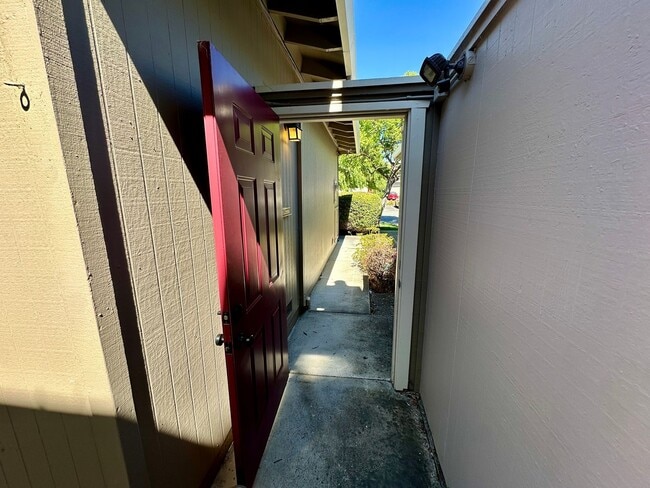 Building Photo - Convenient and Private Townhome