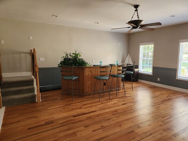 Building Photo - Lakeview Home!