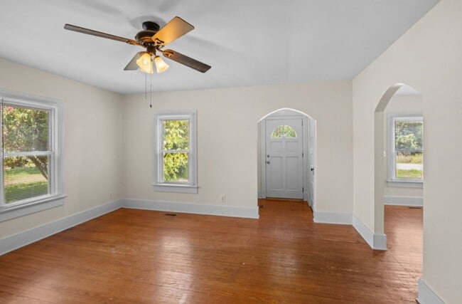 Building Photo - Vintage Charm, 4 BR, Spacious, Close To Ev...