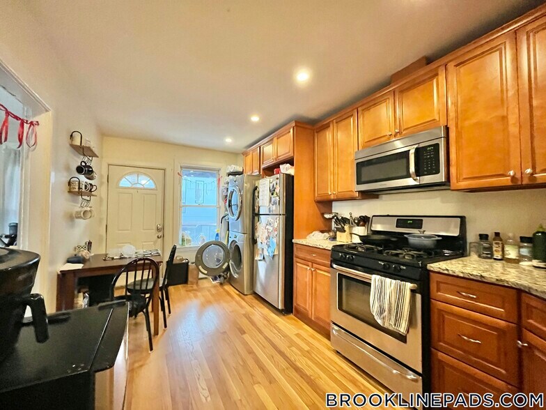 Building Photo - 11 Leverett St