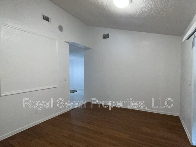 Building Photo - 222 Lakeview Dr