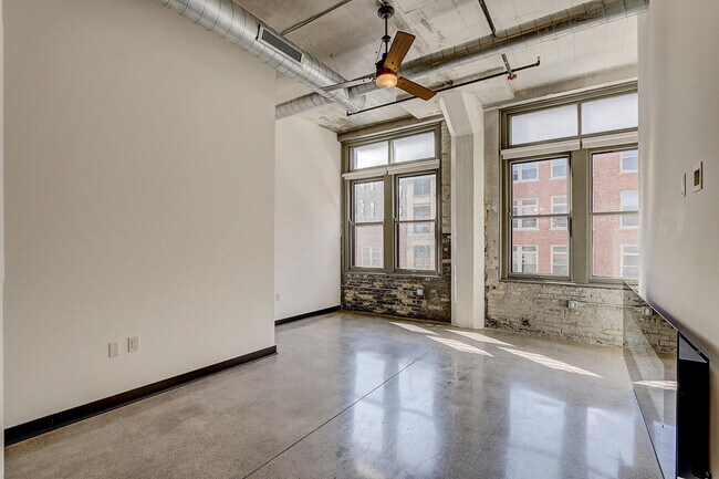 Building Photo - 226 N Water St