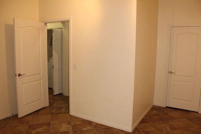 Building Photo - Beautiful 3 bedroom home in Southern Highl...
