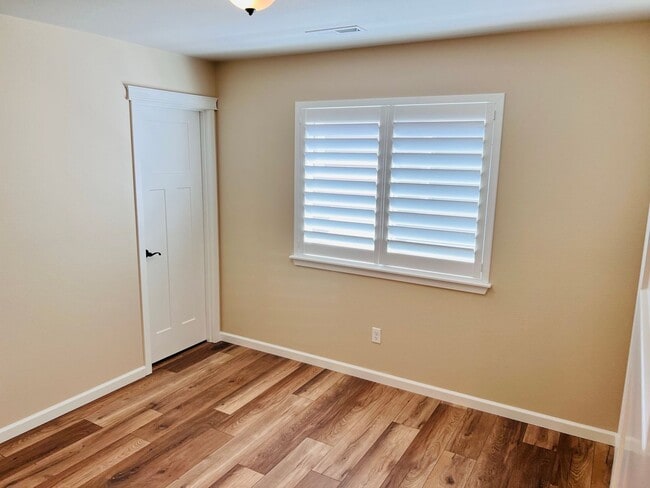 Building Photo - Stunning 5 bedroom W/Bed & Full Bath on Main Floor