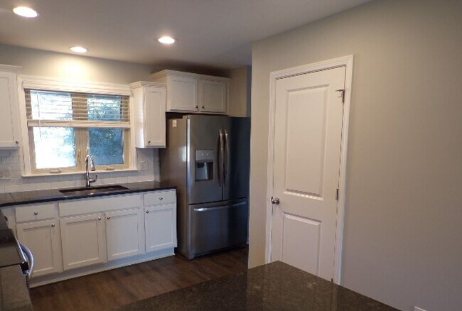 Building Photo - 4 Bedroom Townhome Located In Allenwood