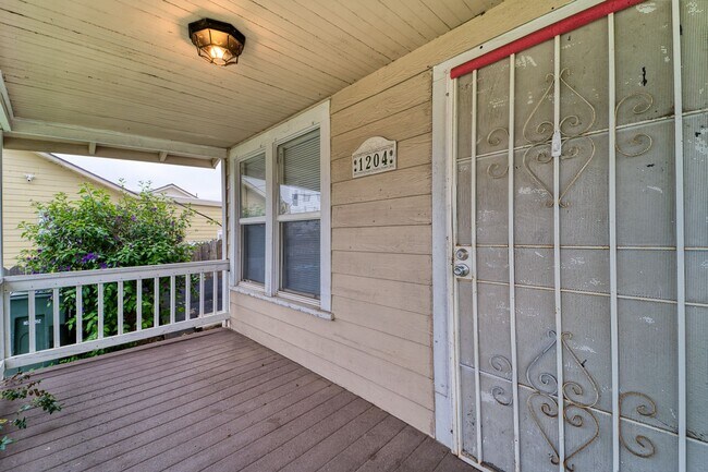 Building Photo - Feel Right at Home in This Inviting 2-Bed Gem