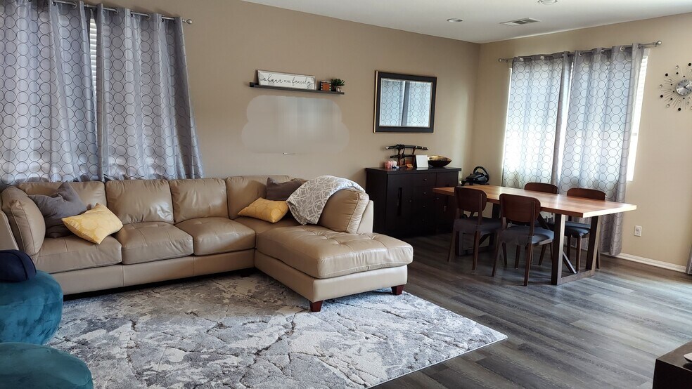 Building Photo - 561 Moonlight Dr