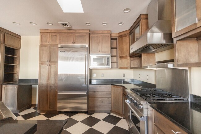 Building Photo - Upscale Luxury Downtown Apartment