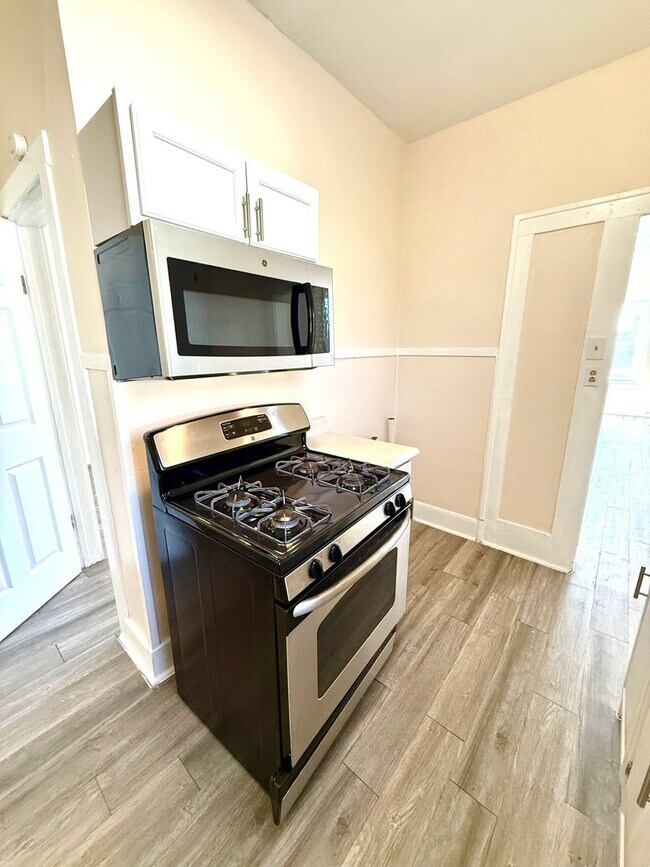 Building Photo - **APPLICATION RECEIVED** **MOVE-IN SPECIAL...