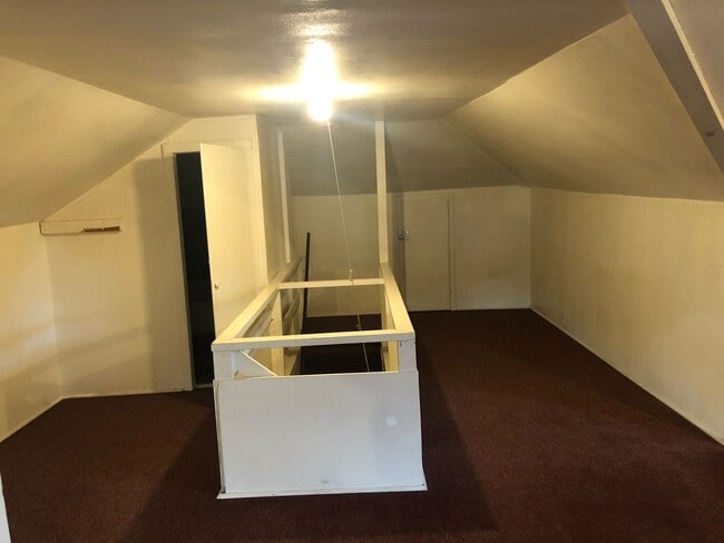 Building Photo - Large 4 bed/2 bath Farm House on River Rd. MOVE IN SPECIAL!