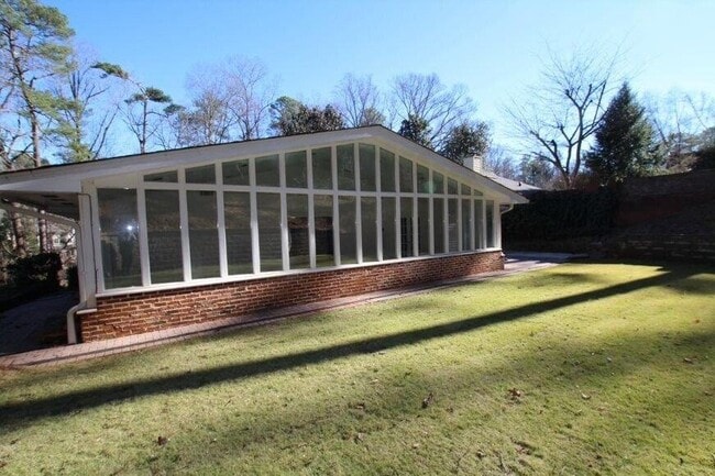 Building Photo - 4104 N Ivy Rd NE