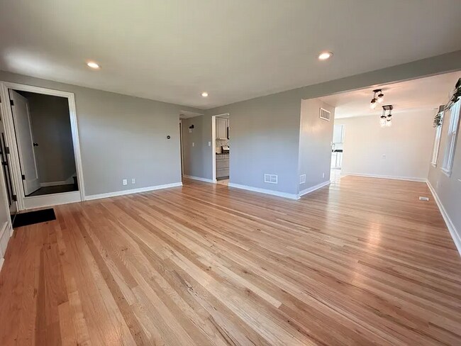 Building Photo - This spacious four-bedroom, two-bathroom